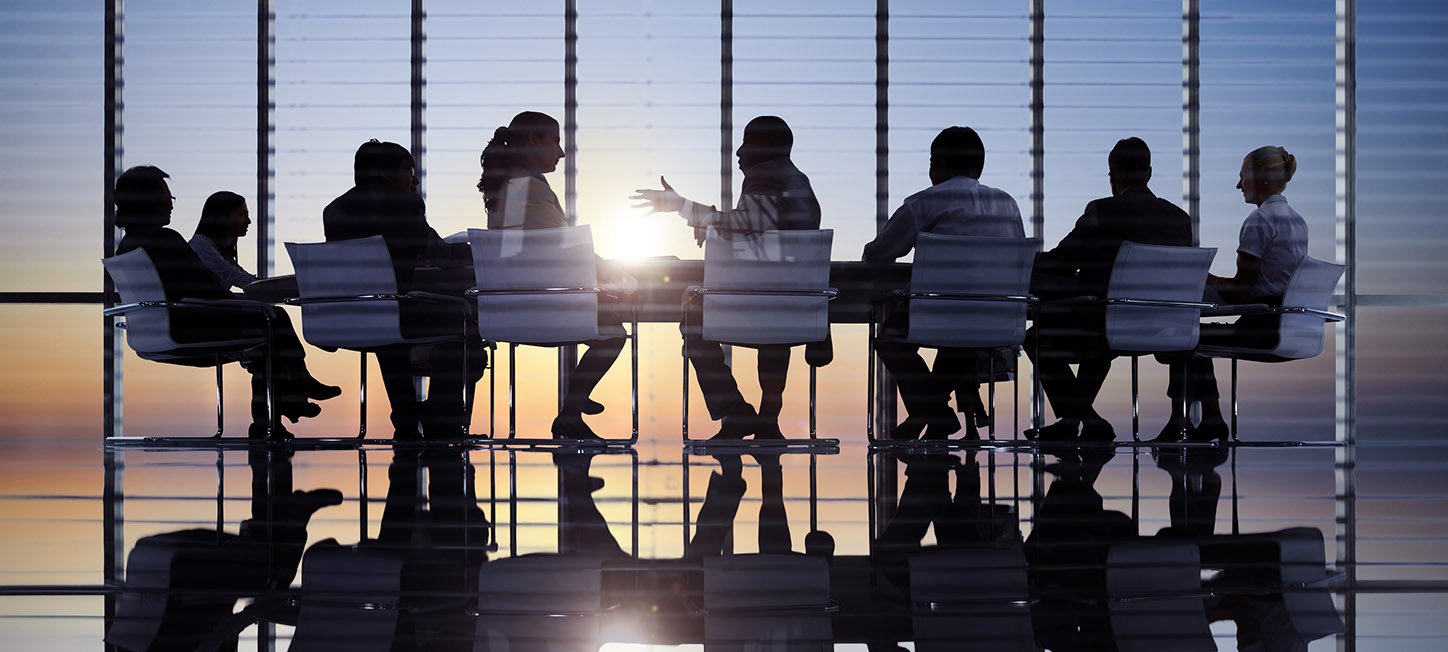  Imagen de sala de reuniones de una empresa donde múltiples empleados se reúnen 